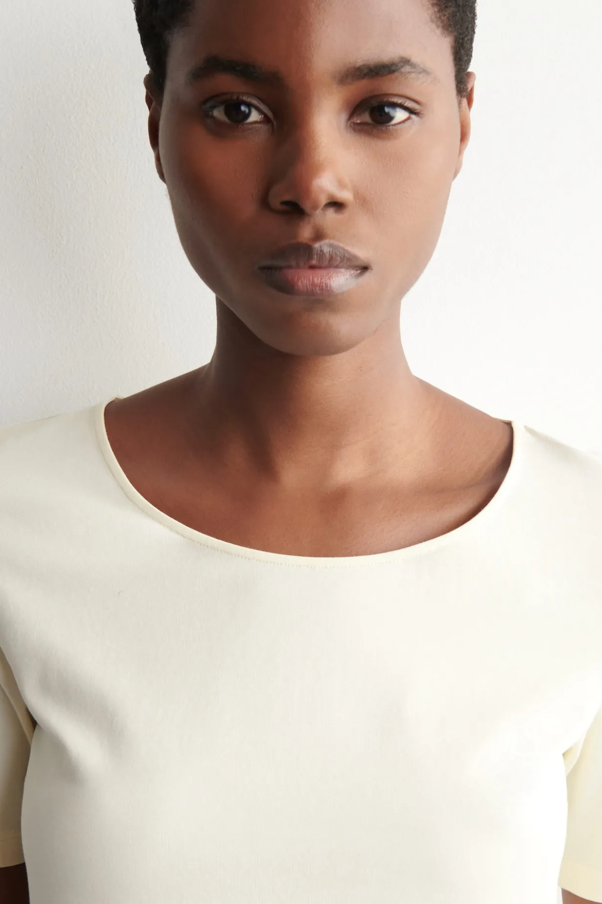 SCHMALES BAUMWOLL-T-SHIRT MIT TIEFEM AUSSCHNITT