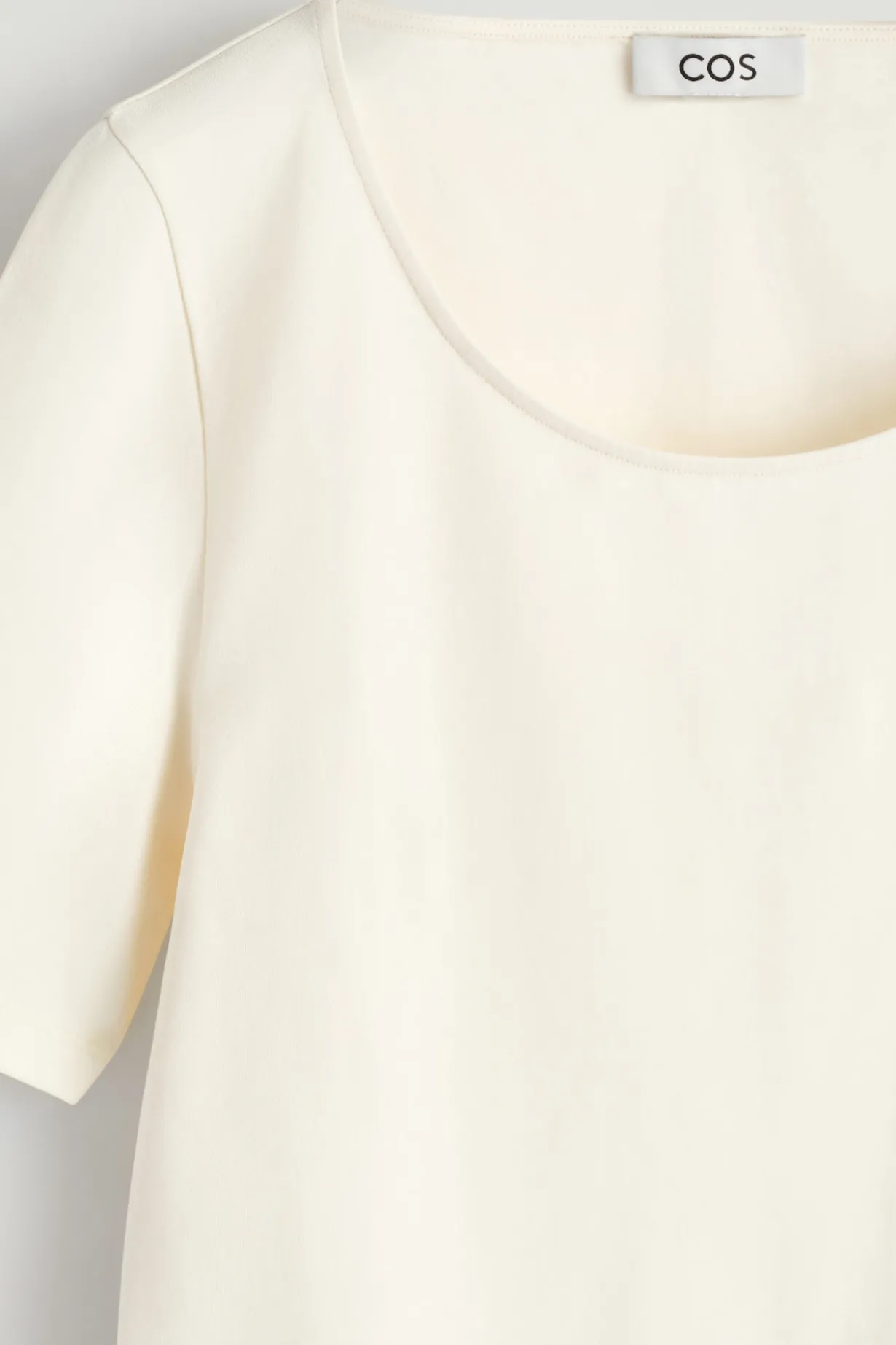 SCHMALES BAUMWOLL-T-SHIRT MIT TIEFEM AUSSCHNITT