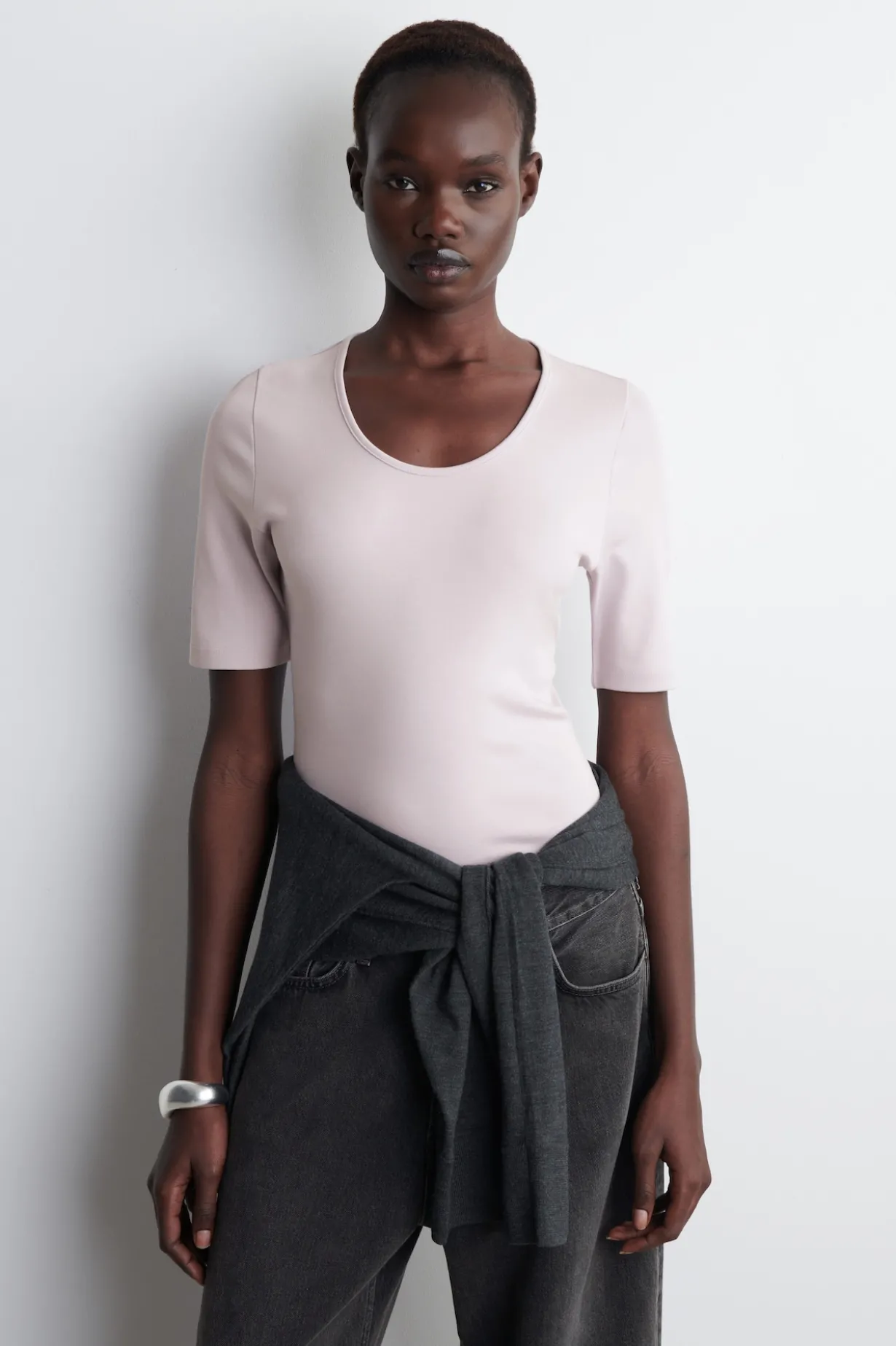 SCHMALES BAUMWOLL-T-SHIRT MIT TIEFEM AUSSCHNITT