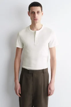 SCHMALES, GERIPPTES HENLEY-T-SHIRT