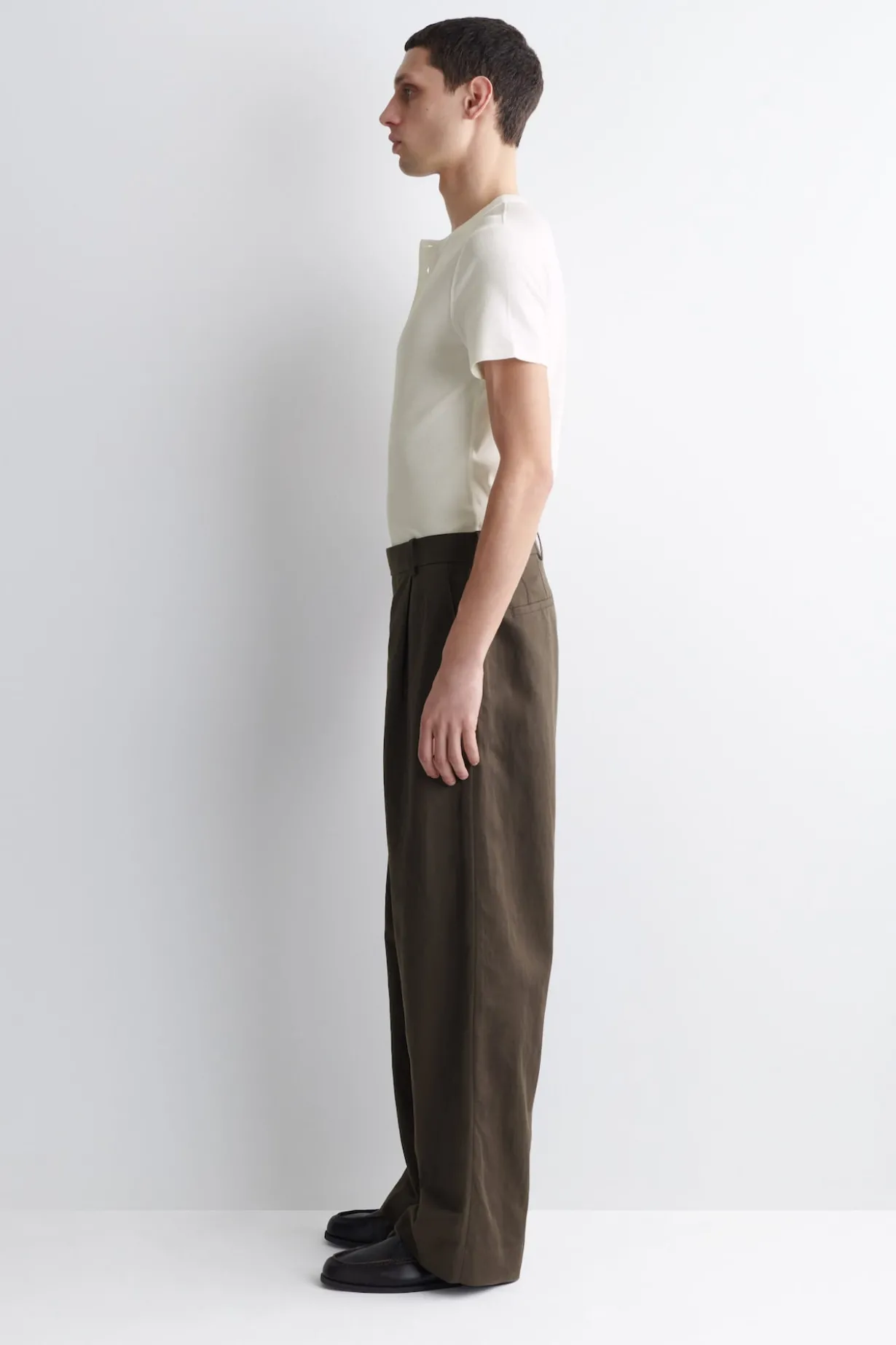 SCHMALES, GERIPPTES HENLEY-T-SHIRT