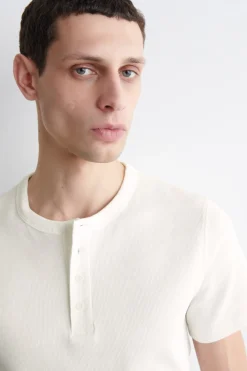 SCHMALES, GERIPPTES HENLEY-T-SHIRT