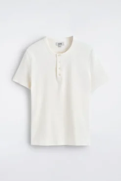 SCHMALES, GERIPPTES HENLEY-T-SHIRT
