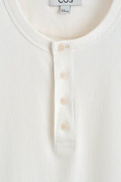 SCHMALES, GERIPPTES HENLEY-T-SHIRT