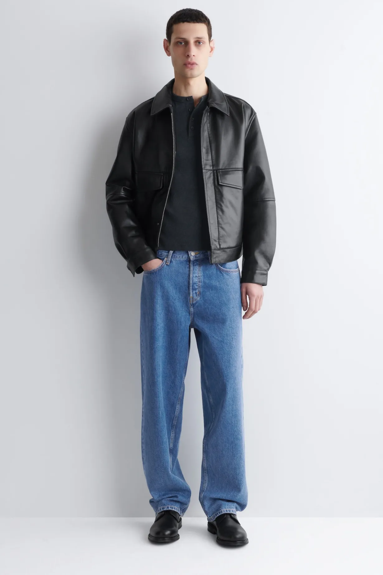 SCHMALES, GERIPPTES HENLEY-T-SHIRT