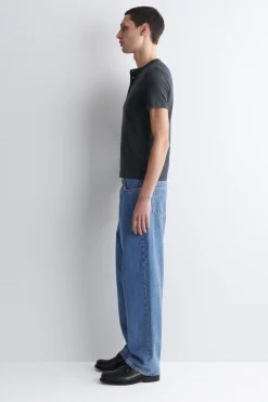 SCHMALES, GERIPPTES HENLEY-T-SHIRT