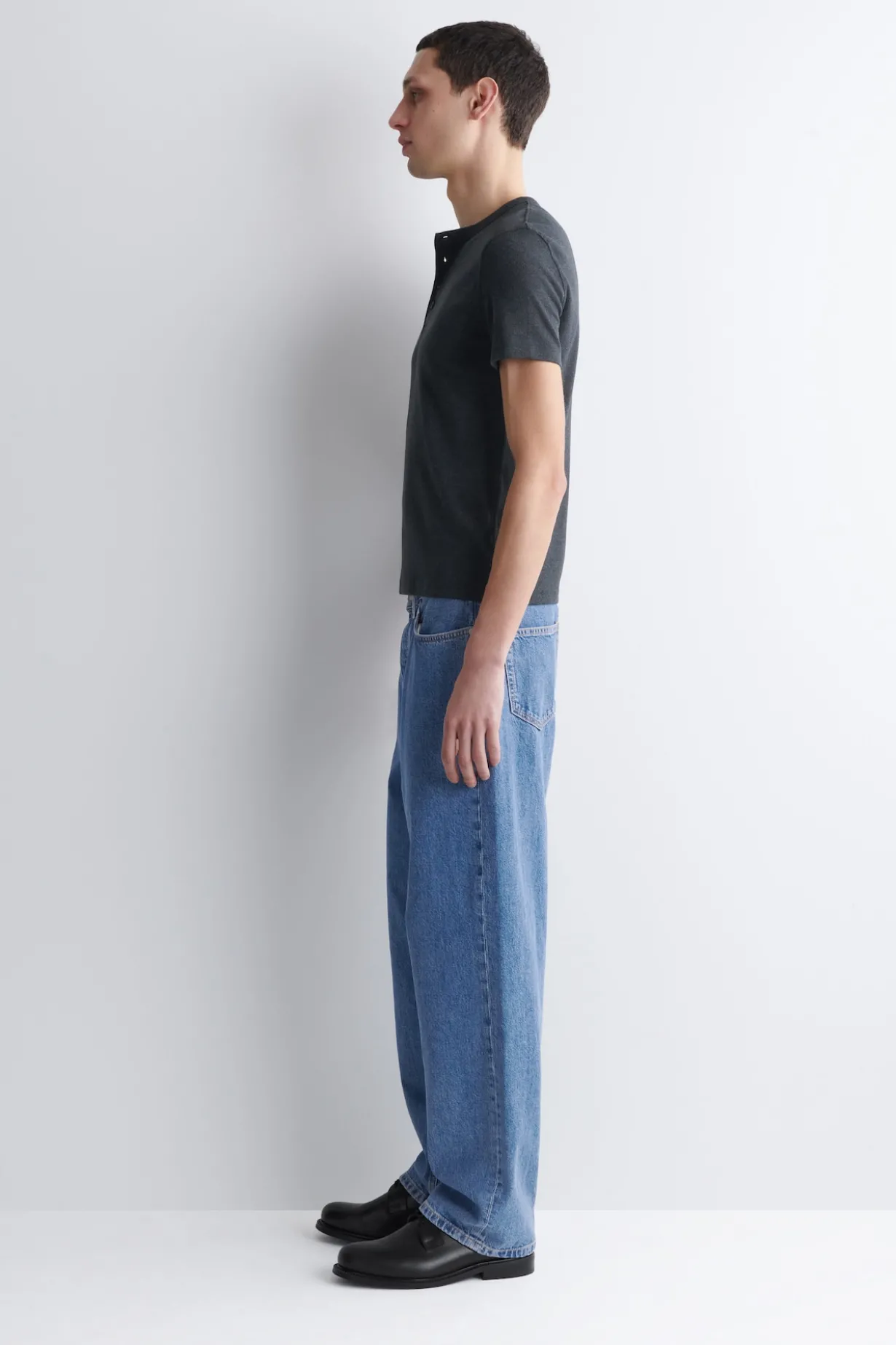 SCHMALES, GERIPPTES HENLEY-T-SHIRT