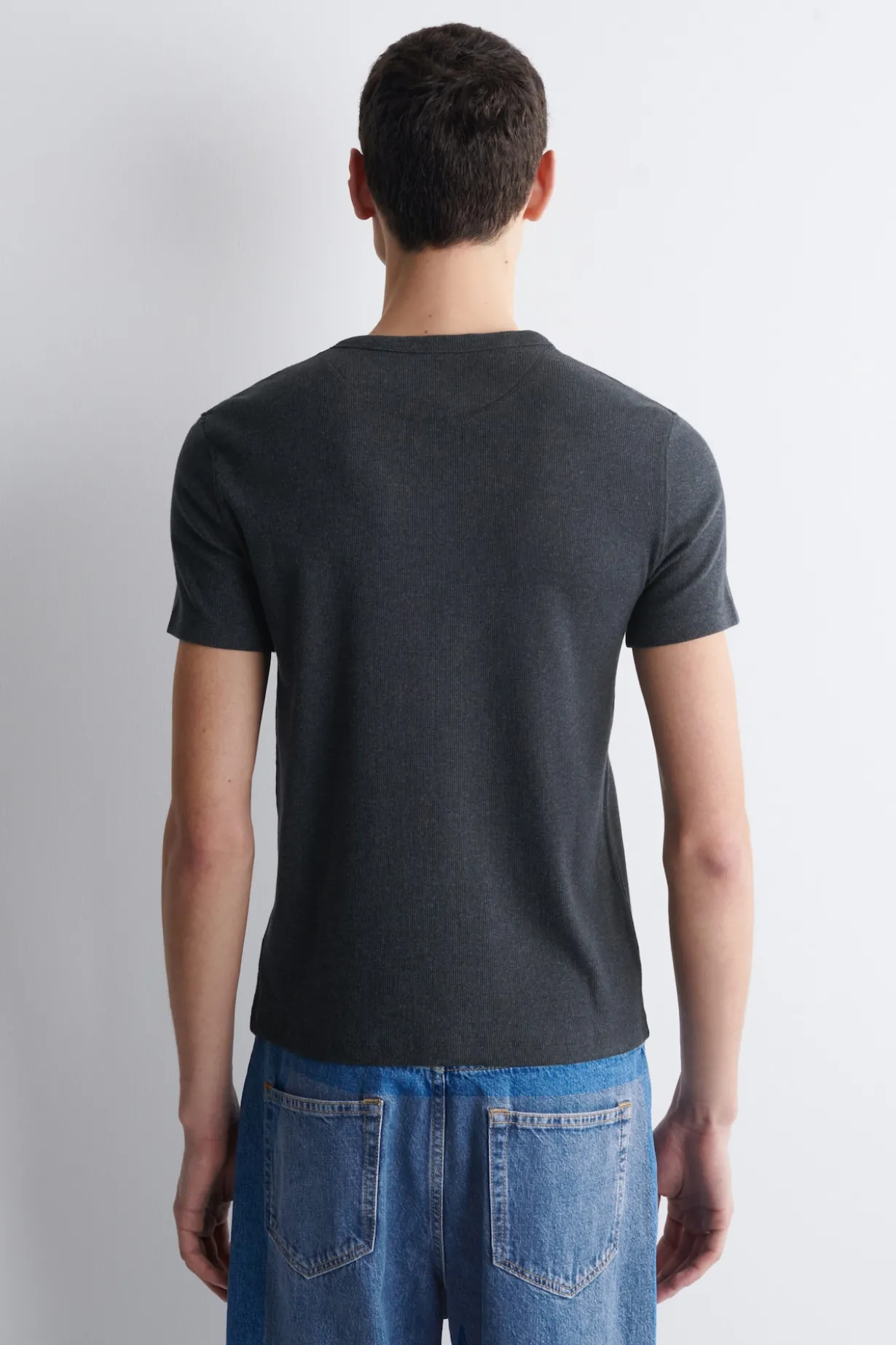 SCHMALES, GERIPPTES HENLEY-T-SHIRT