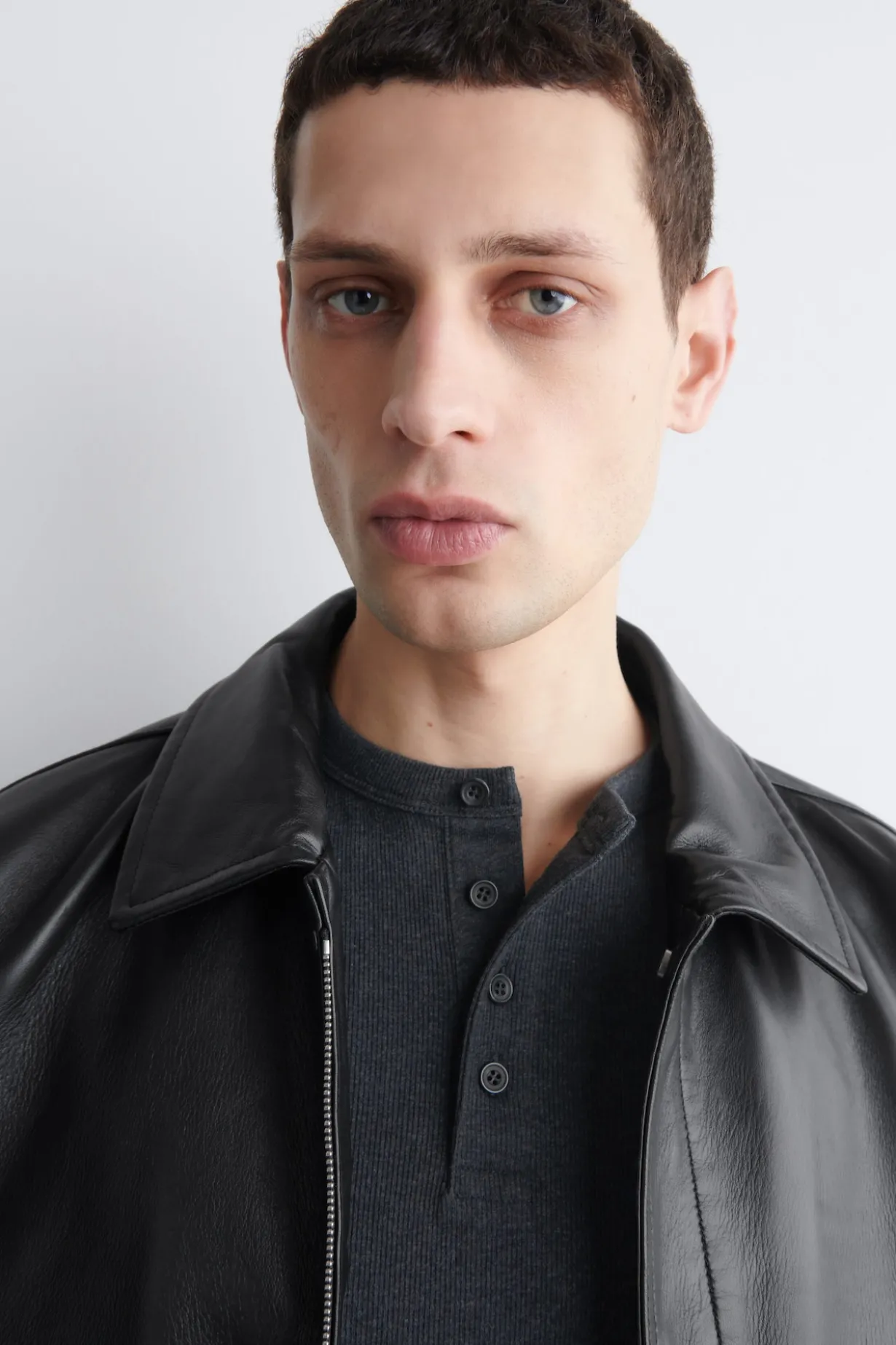 SCHMALES, GERIPPTES HENLEY-T-SHIRT