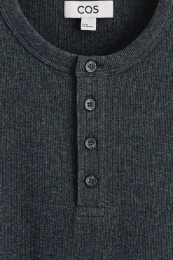 SCHMALES, GERIPPTES HENLEY-T-SHIRT