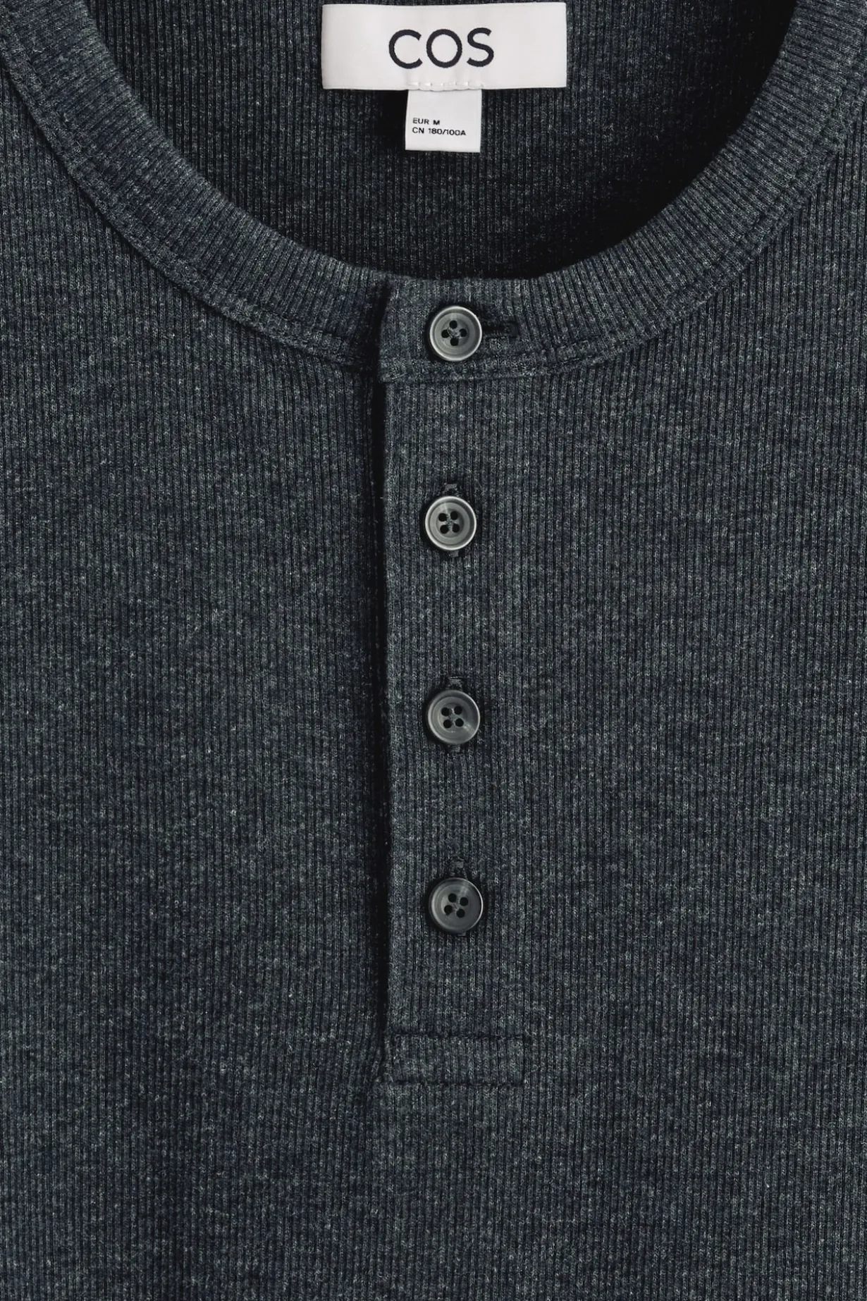 SCHMALES, GERIPPTES HENLEY-T-SHIRT