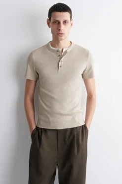 SCHMALES, GERIPPTES HENLEY-T-SHIRT