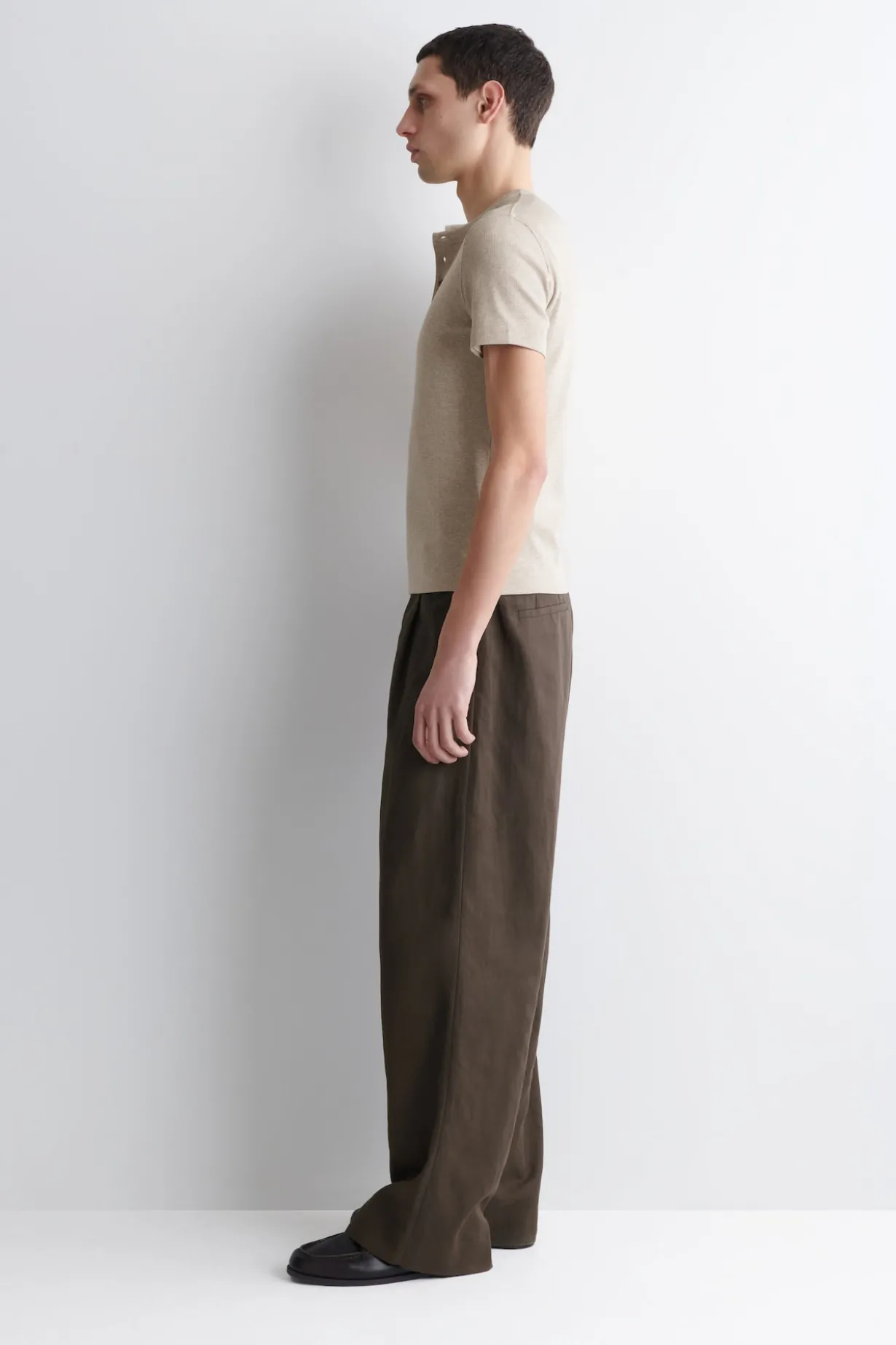 SCHMALES, GERIPPTES HENLEY-T-SHIRT