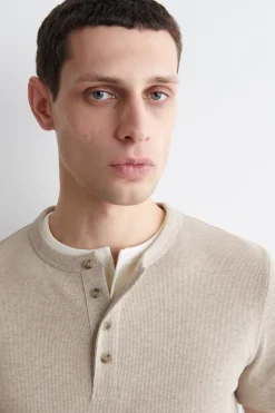 SCHMALES, GERIPPTES HENLEY-T-SHIRT
