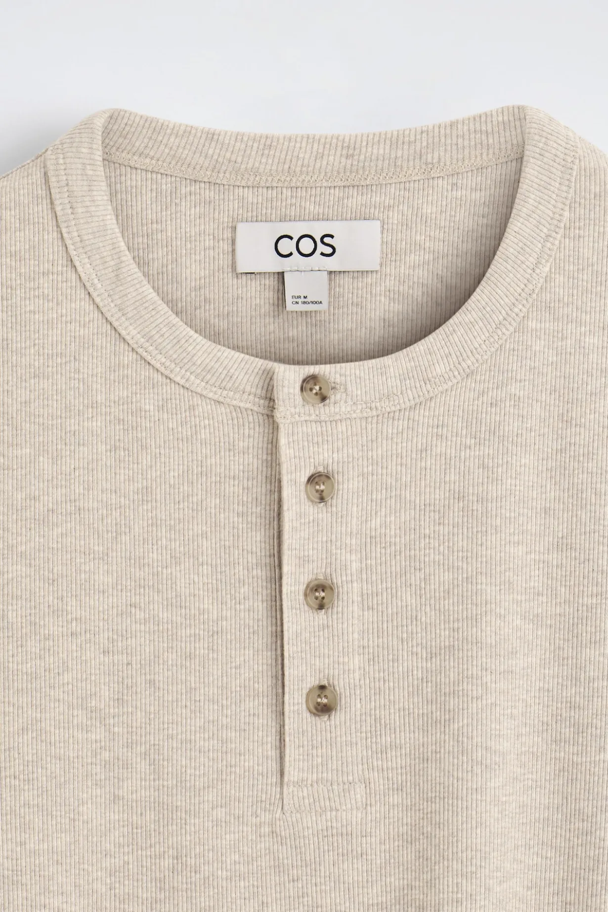 SCHMALES, GERIPPTES HENLEY-T-SHIRT