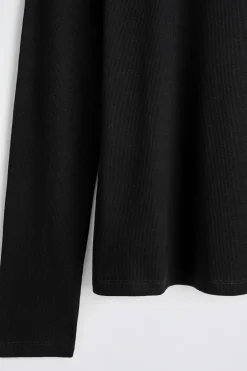 SCHMALES, GERIPPTES LANGARMSHIRT AUS BAUMWOLLE
