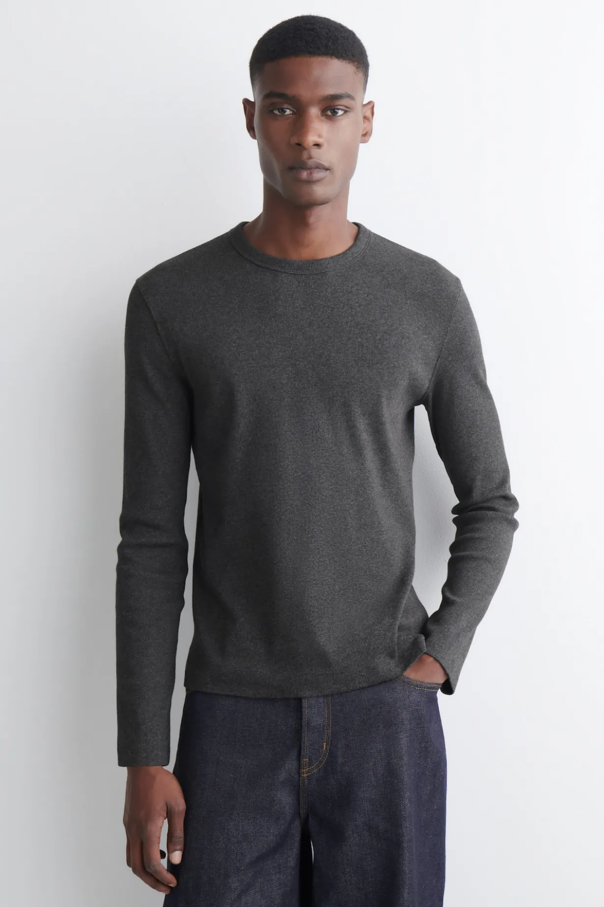 SCHMALES, GERIPPTES LANGARMSHIRT AUS BAUMWOLLE