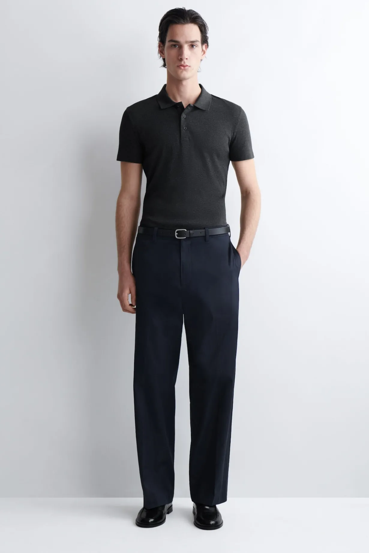 SCHMALES, GERIPPTES POLOSHIRT AUS BAUMWOLLE