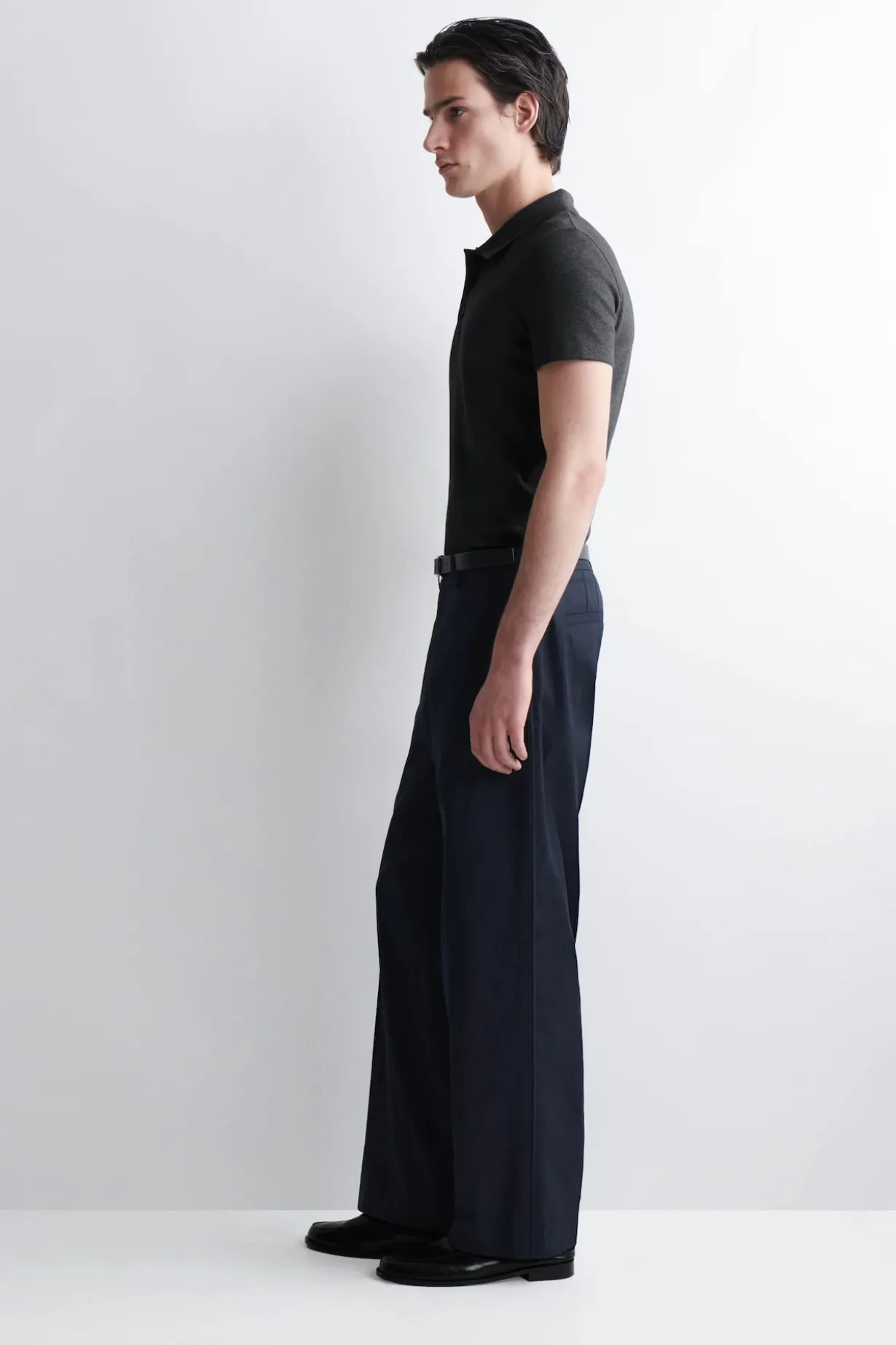 SCHMALES, GERIPPTES POLOSHIRT AUS BAUMWOLLE