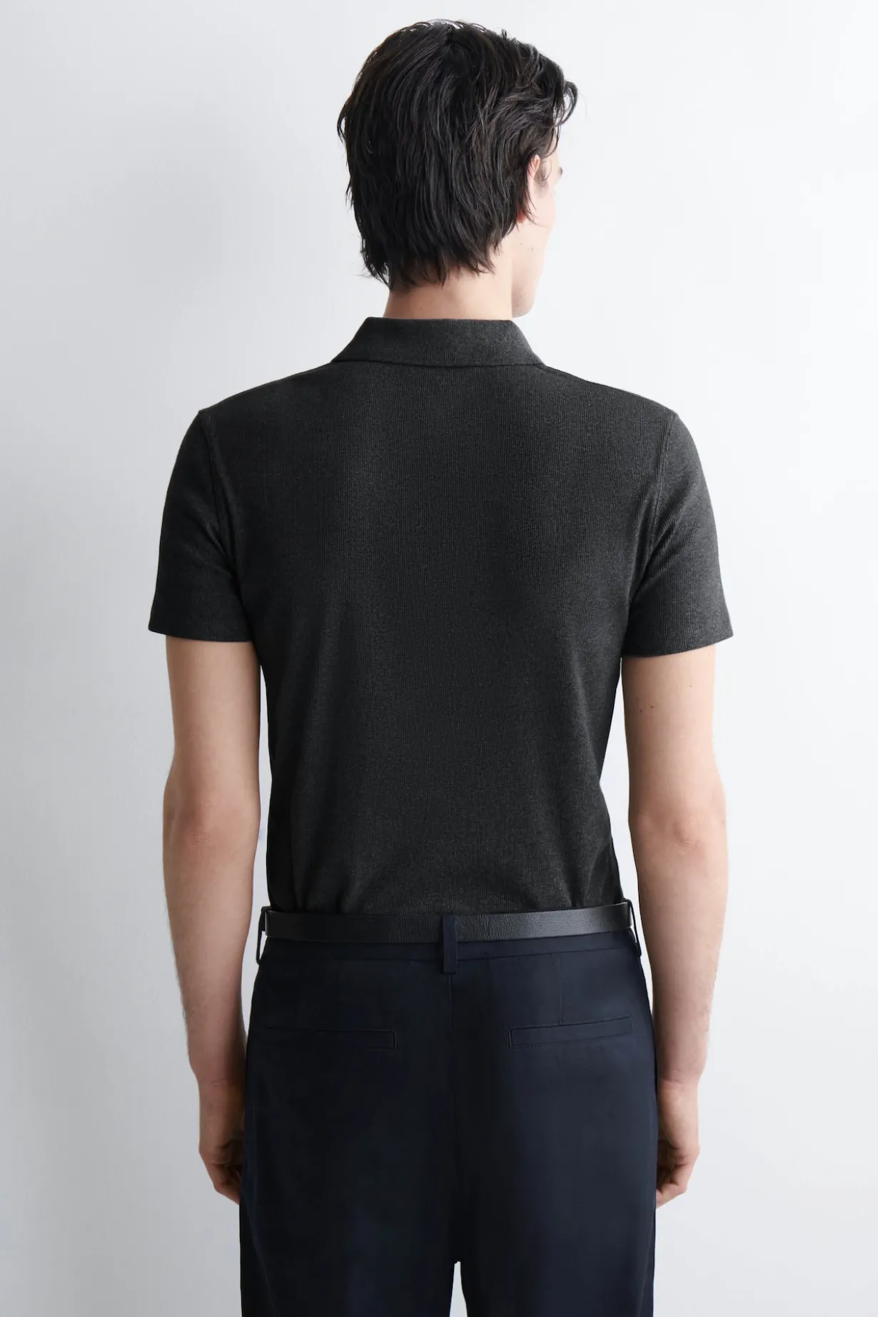SCHMALES, GERIPPTES POLOSHIRT AUS BAUMWOLLE