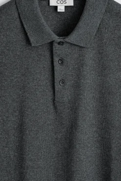 SCHMALES, GERIPPTES POLOSHIRT AUS BAUMWOLLE