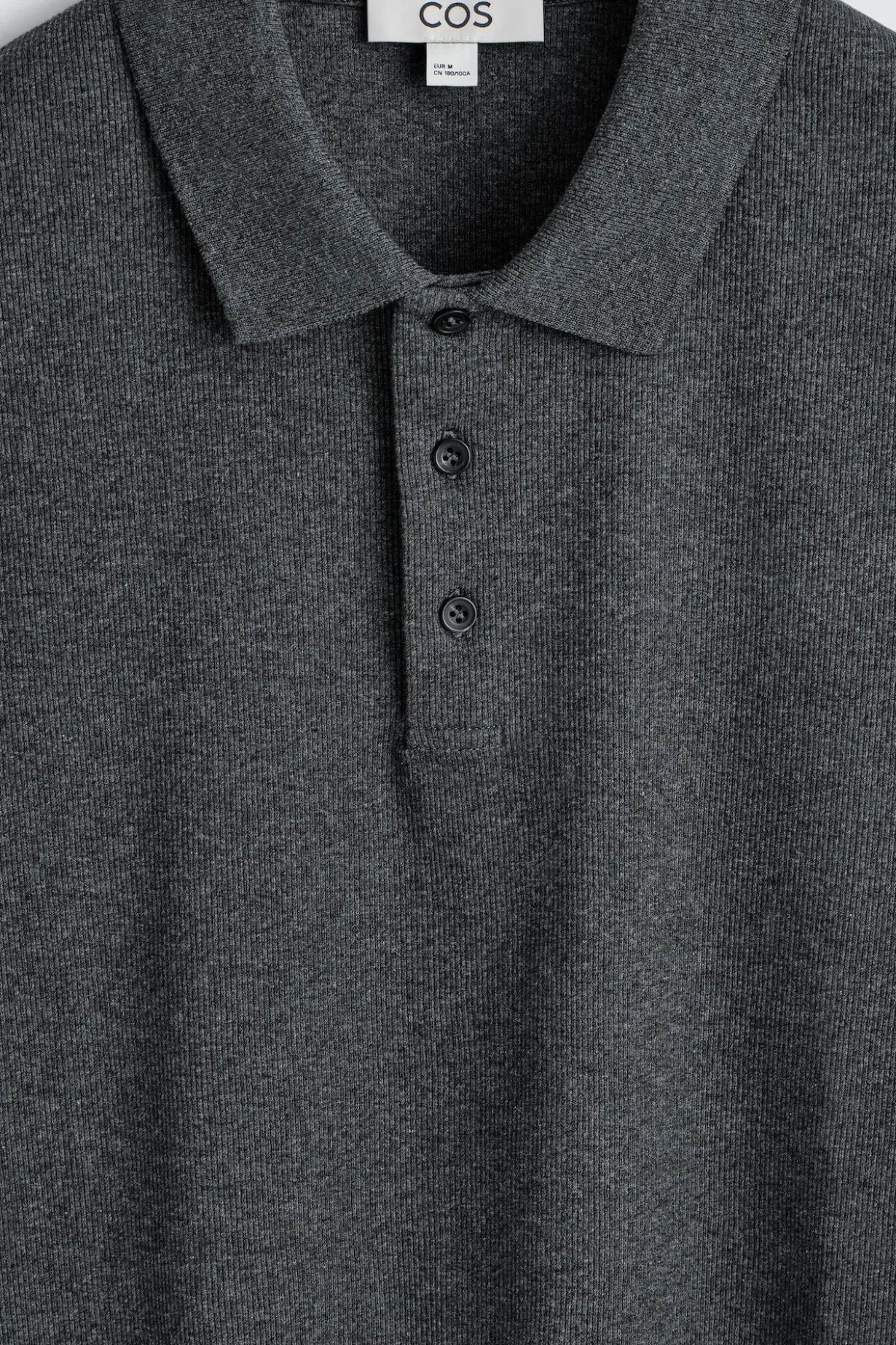 SCHMALES, GERIPPTES POLOSHIRT AUS BAUMWOLLE