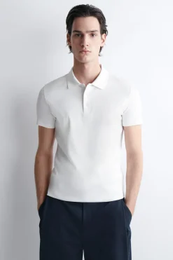 SCHMALES, GERIPPTES POLOSHIRT AUS BAUMWOLLE