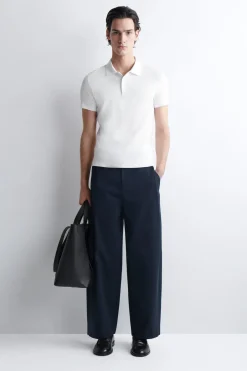 SCHMALES, GERIPPTES POLOSHIRT AUS BAUMWOLLE