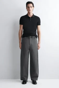 SCHMALES, GERIPPTES POLOSHIRT AUS BAUMWOLLE
