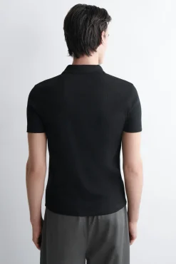 SCHMALES, GERIPPTES POLOSHIRT AUS BAUMWOLLE