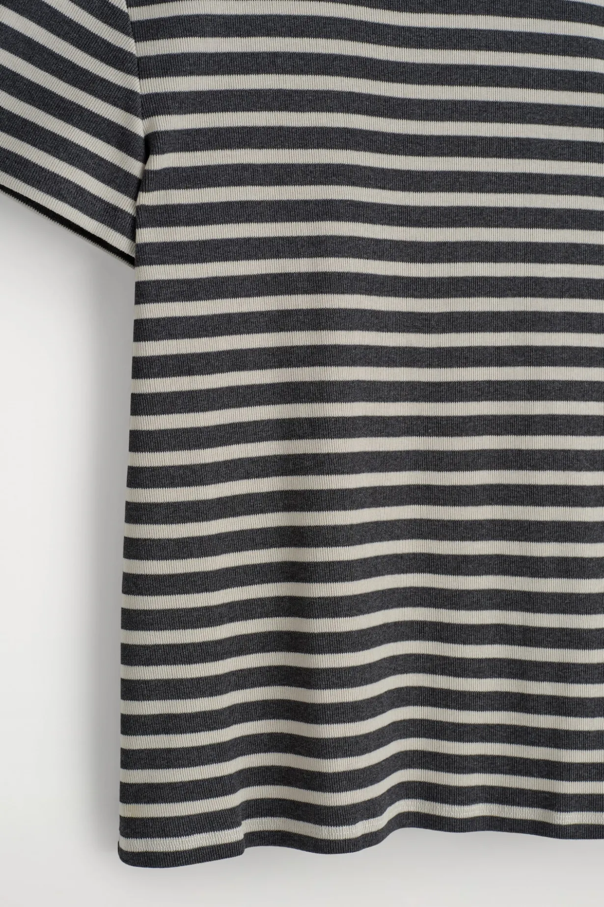 SCHMALES GERIPPTES T-SHIRT