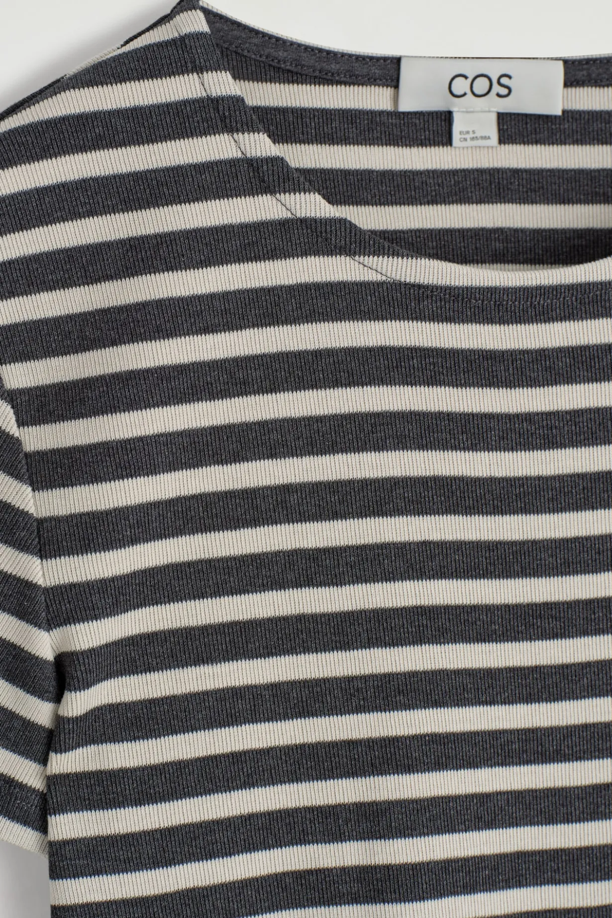 SCHMALES GERIPPTES T-SHIRT