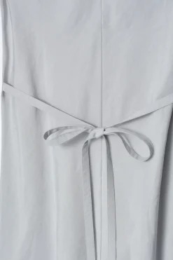 SCHRÄG GESCHNITTENES MIDIKLEID AUS LEINEN-MIX