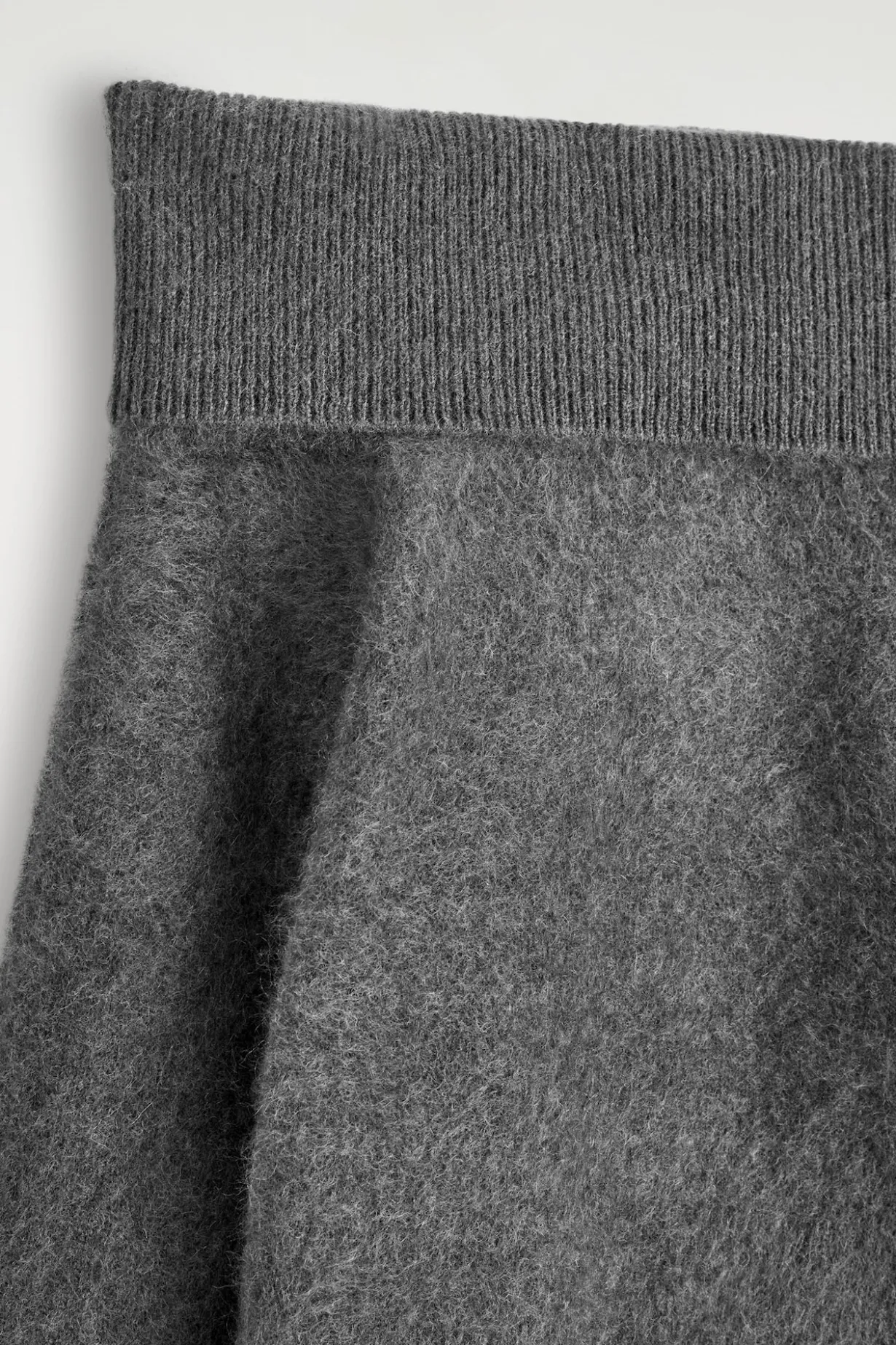 SCHULTERFREIER PULLOVER AUS MERINOWOLLE