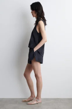 SHORTS AUS VELOURSLEDER MIT ELASTISCHEM BUND