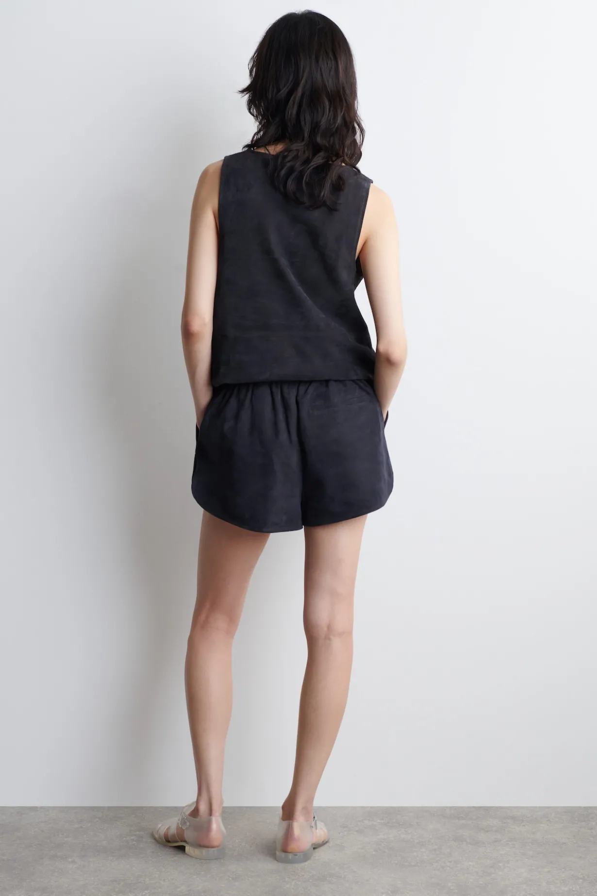 SHORTS AUS VELOURSLEDER MIT ELASTISCHEM BUND
