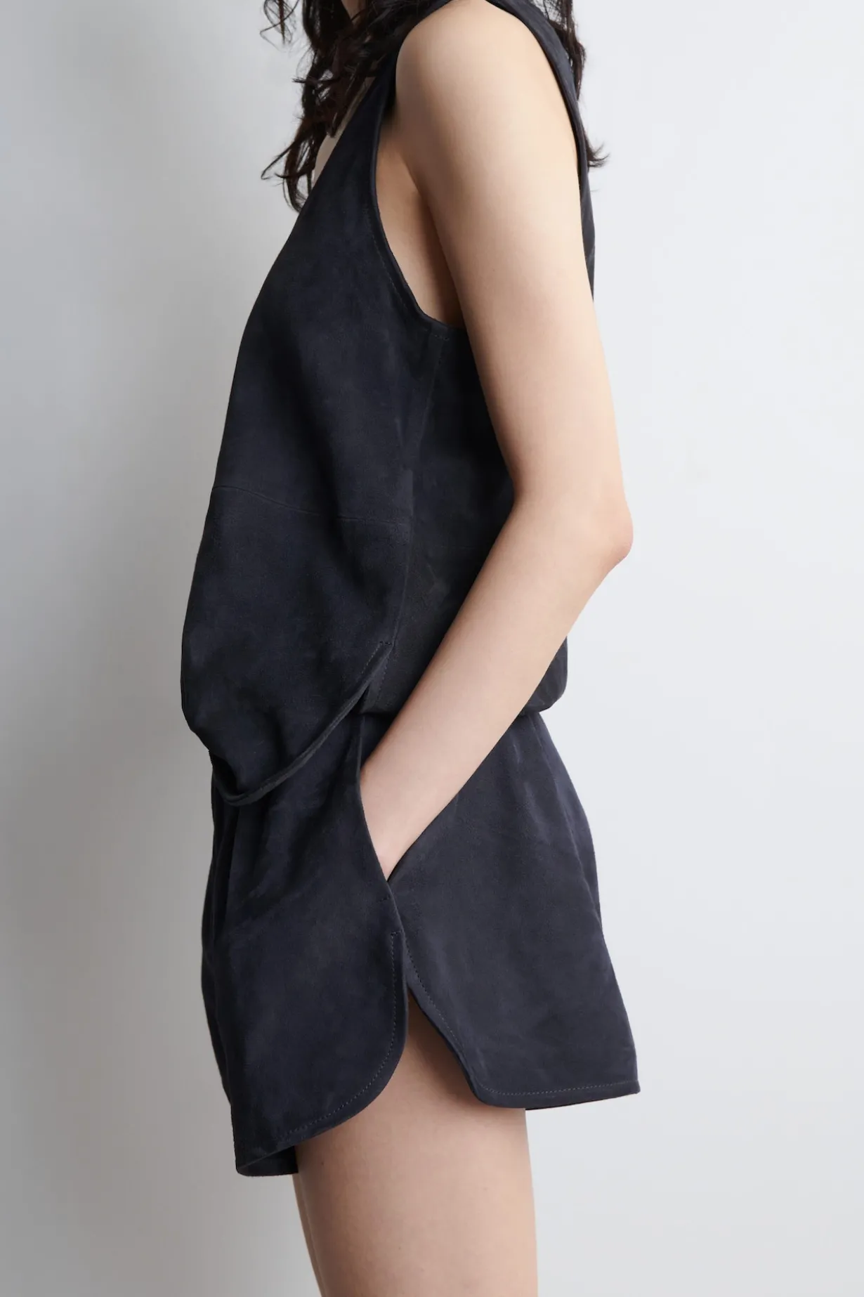 SHORTS AUS VELOURSLEDER MIT ELASTISCHEM BUND