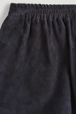 SHORTS AUS VELOURSLEDER MIT ELASTISCHEM BUND