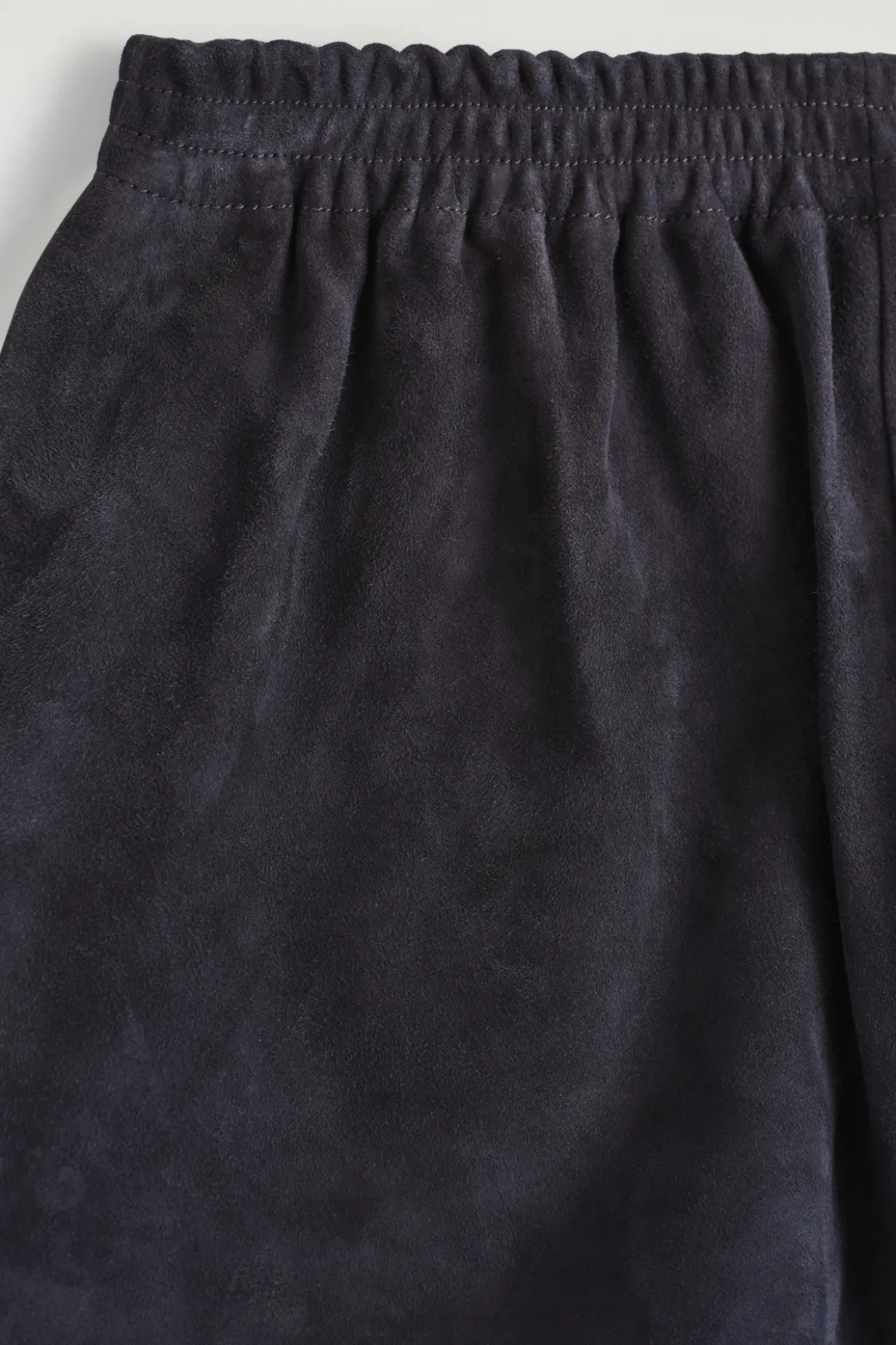SHORTS AUS VELOURSLEDER MIT ELASTISCHEM BUND