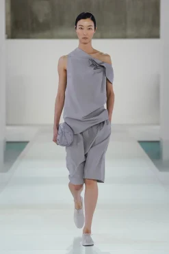SHORTS MIT TIEFEM SCHRITT
