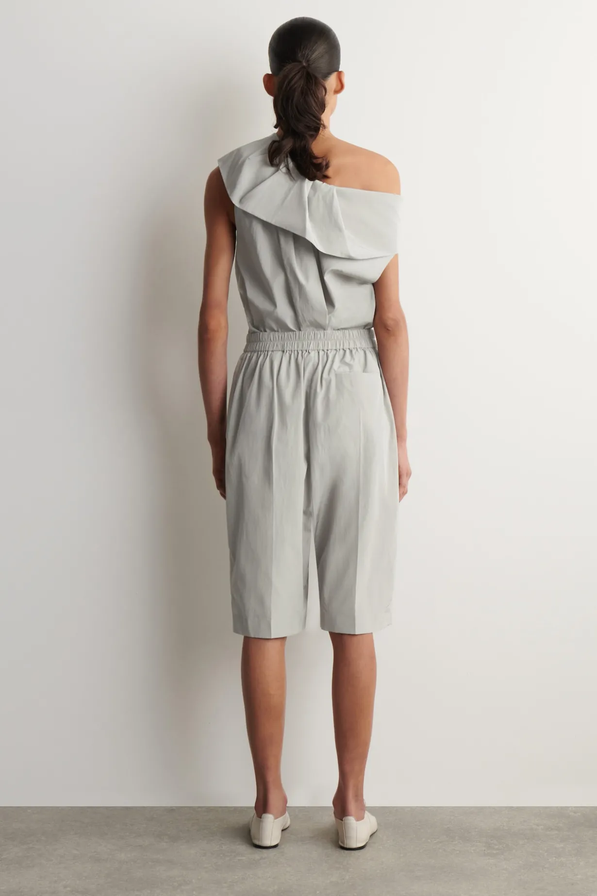 SHORTS MIT TIEFEM SCHRITT
