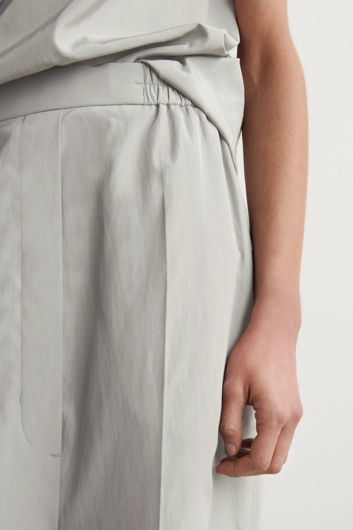 SHORTS MIT TIEFEM SCHRITT