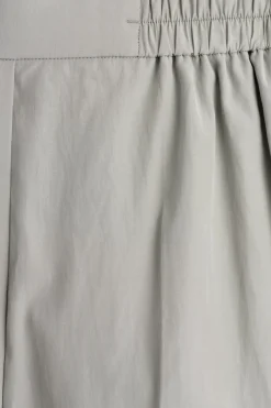 SHORTS MIT TIEFEM SCHRITT