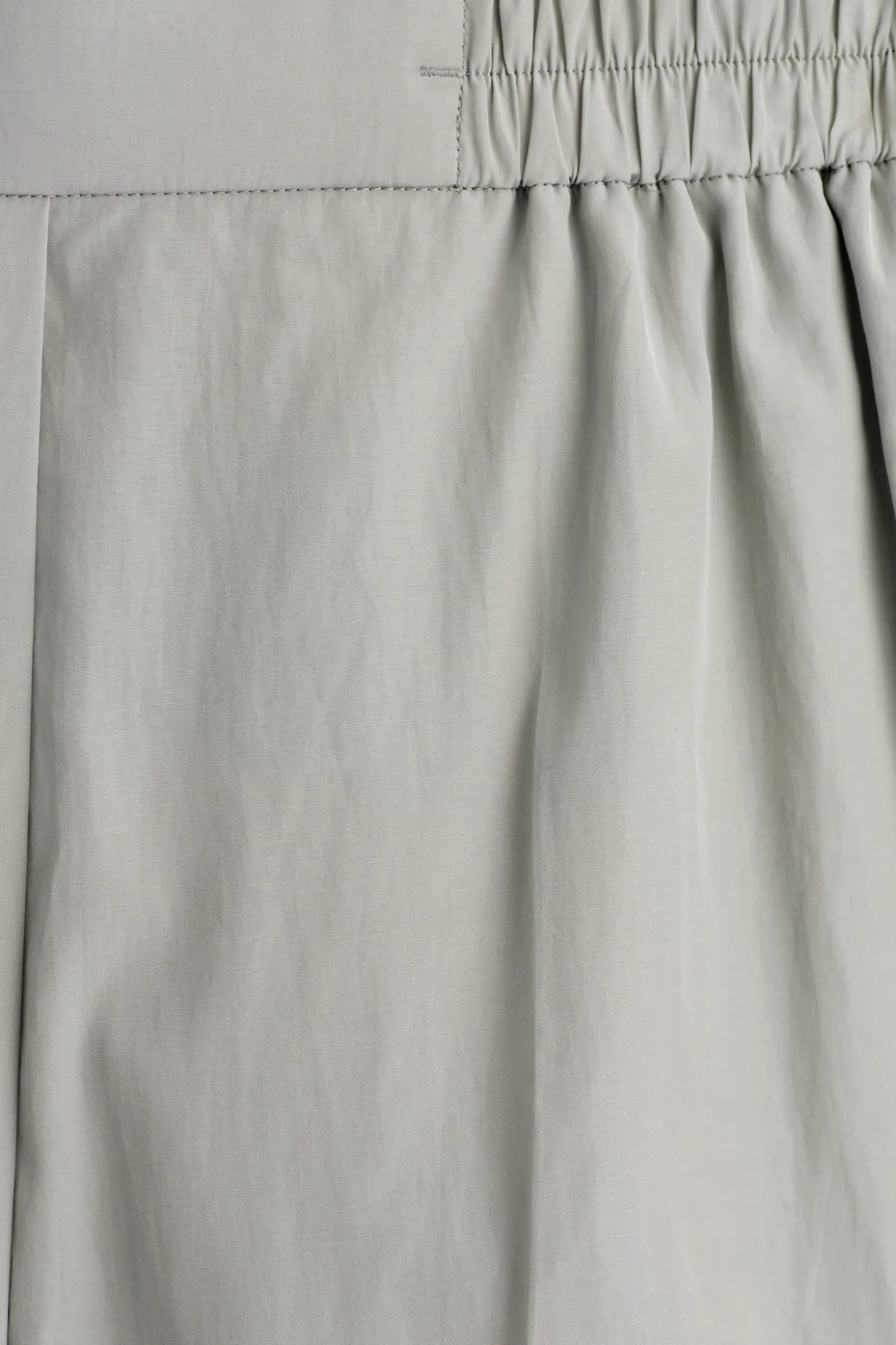 SHORTS MIT TIEFEM SCHRITT