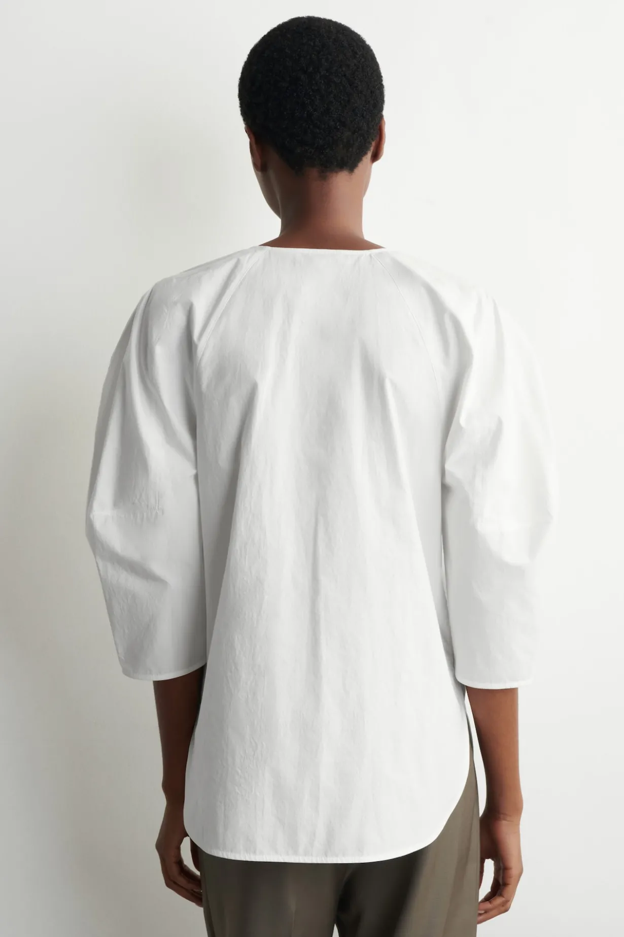 SKULPTURALE BLUSE AUS POPELINE AUS PIMA-BAUMWOLLE