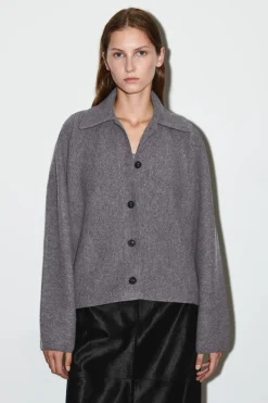 SKULPTURALE KURZJACKE AUS MERINOWOLLE