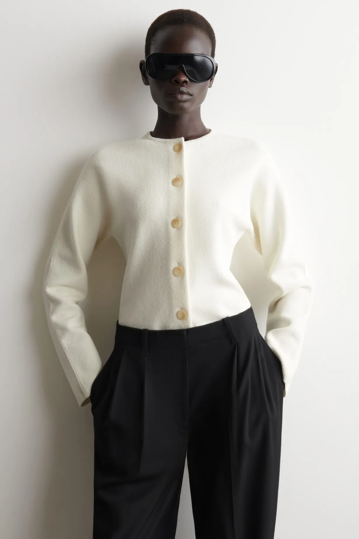 SKULPTURALE STRICKJACKE AUS BAUMWOLLE