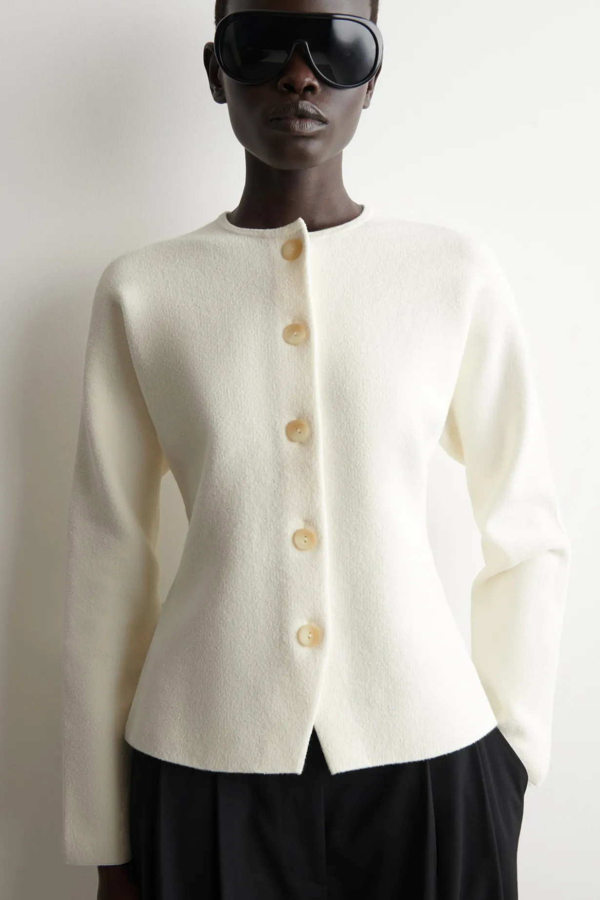 SKULPTURALE STRICKJACKE AUS BAUMWOLLE