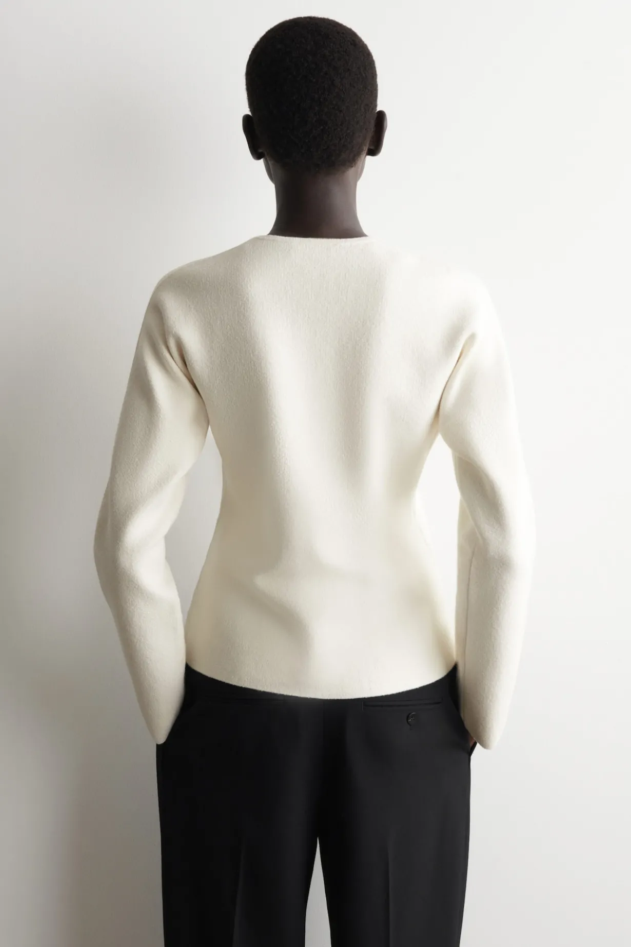 SKULPTURALE STRICKJACKE AUS BAUMWOLLE