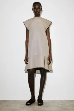 SKULPTURALES KLEID MIT HOHEM KRAGEN